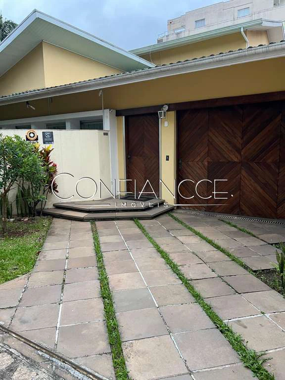 4-bedroom house with 2 en-suite bathrooms and parking — photo 2