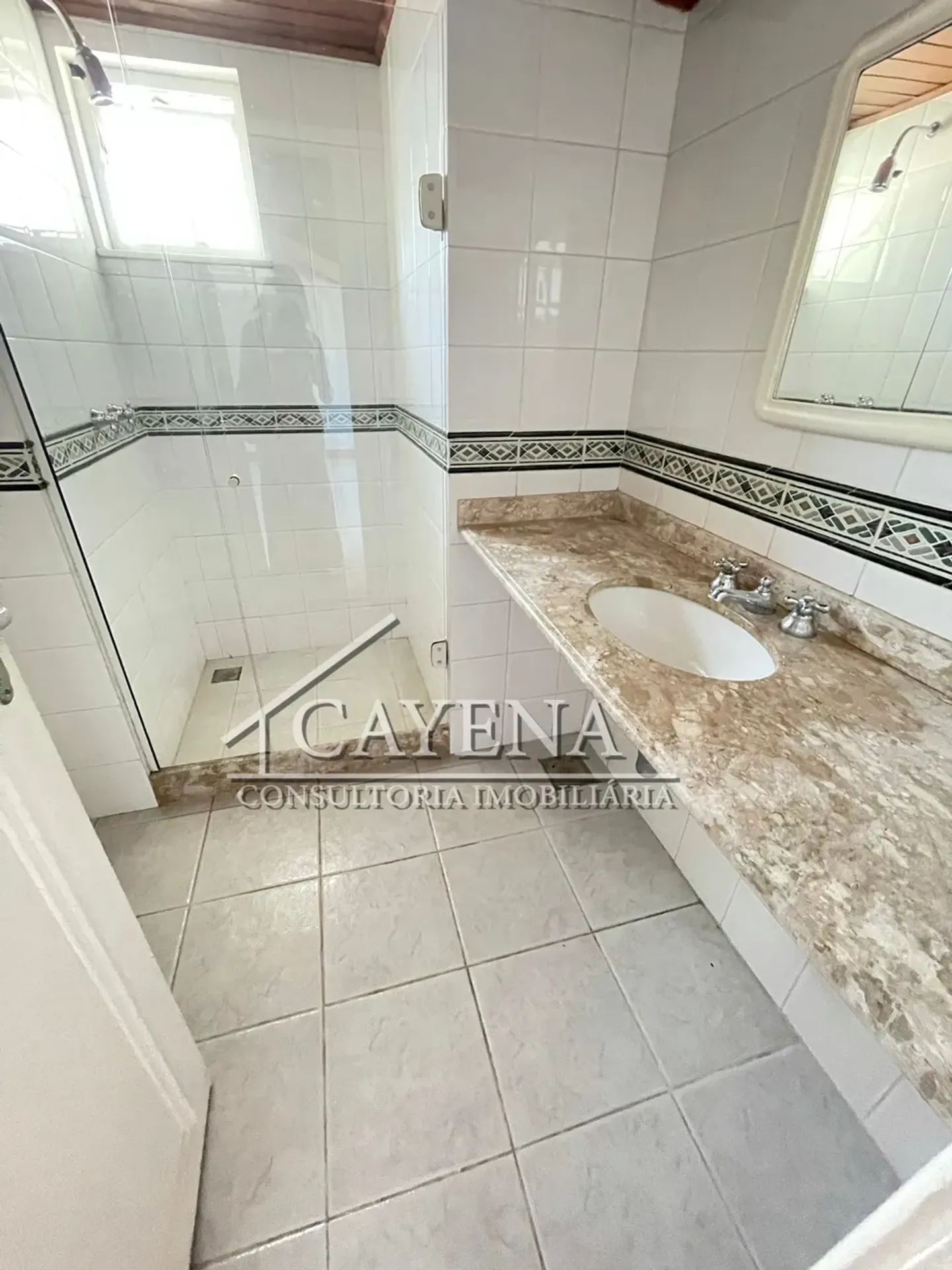 4 quartos e banheira: casa de 650 m² — photo 60
