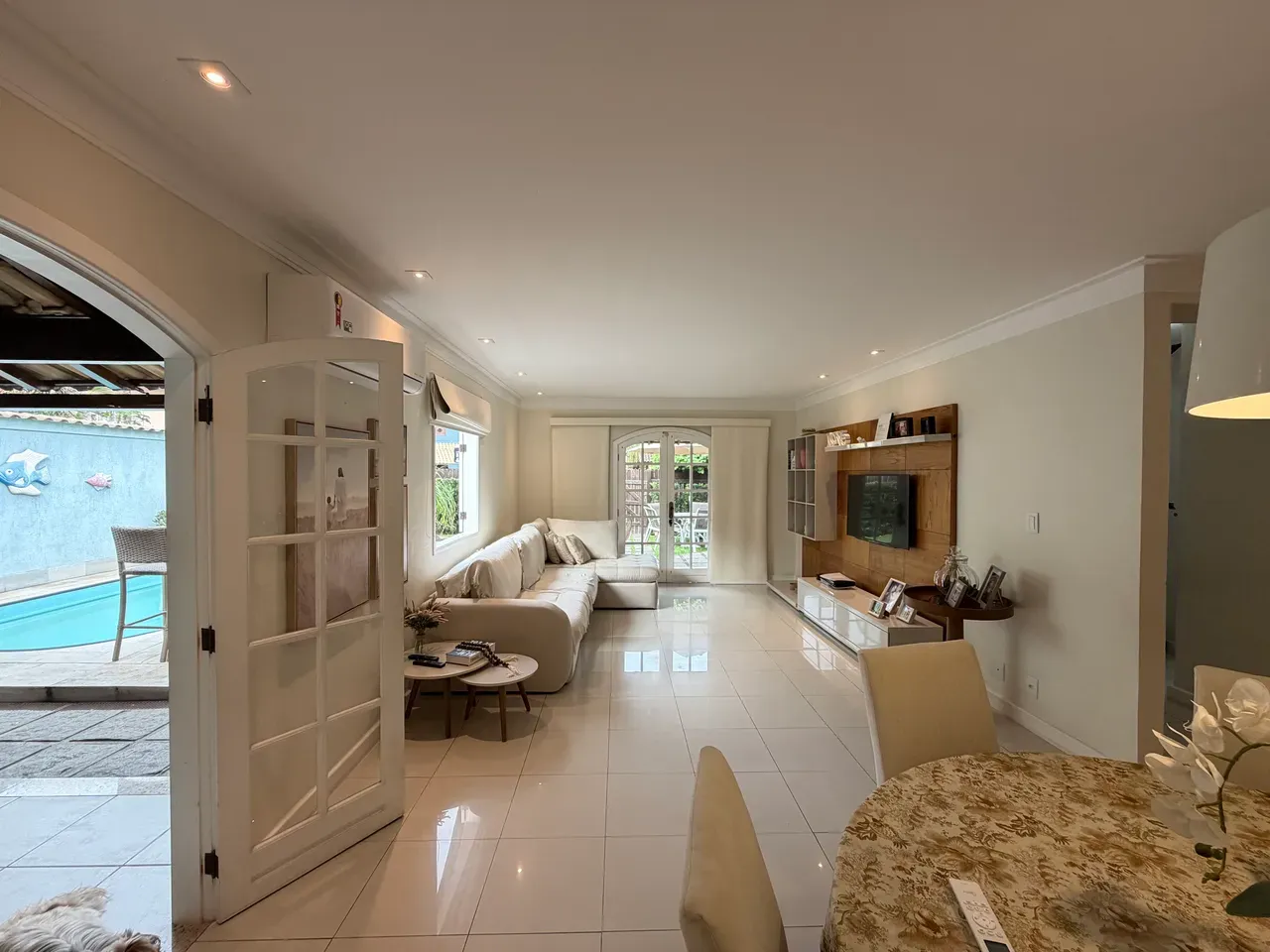 Balcony with a grill in a 3-bedroom house, 160 m² — photo 4
