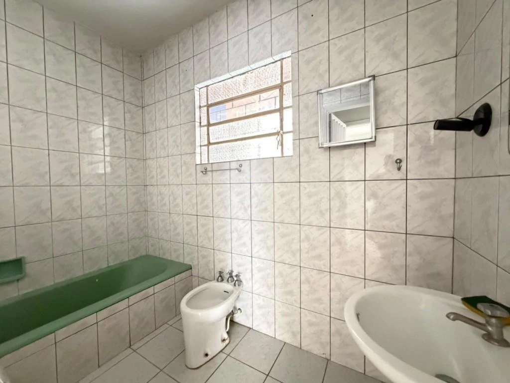 2-bedroom apartment with a bathtub — photo 9