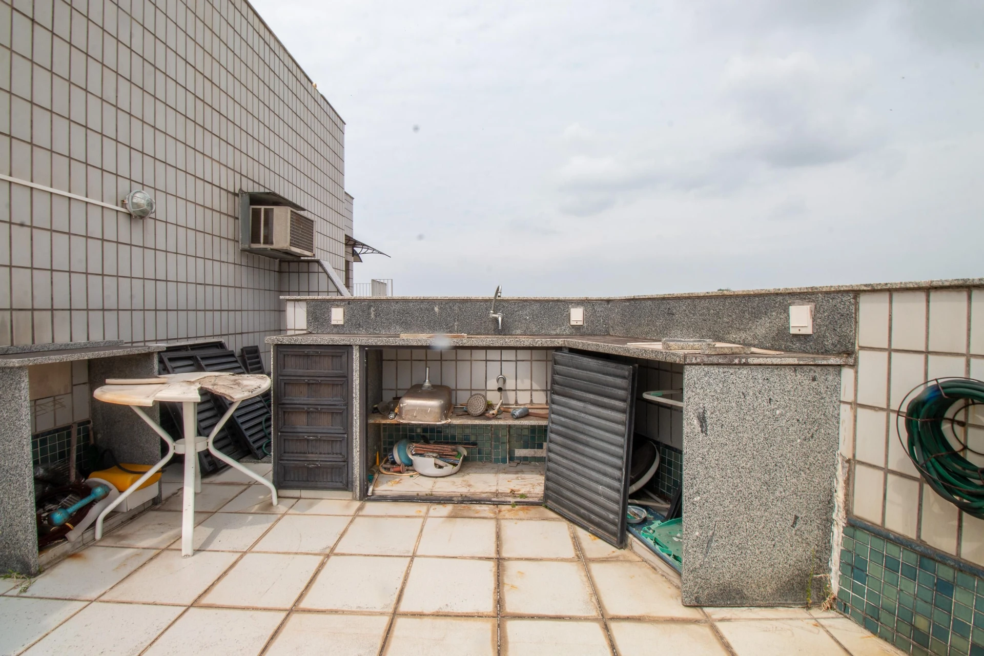 4-bedroom apartment in a building with a sauna — photo 58