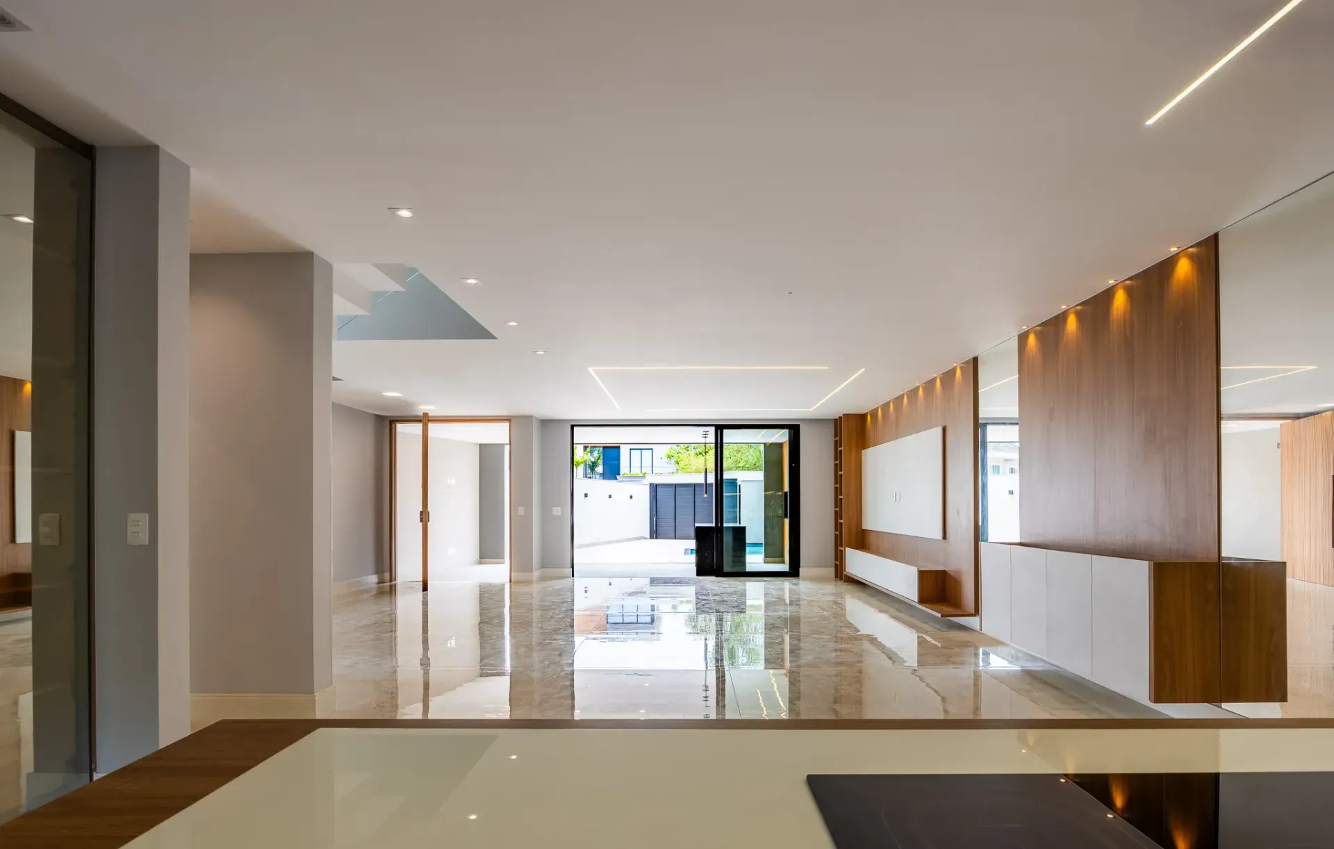 Furnished house with 5 suites and floor-to-ceiling windows — photo 21