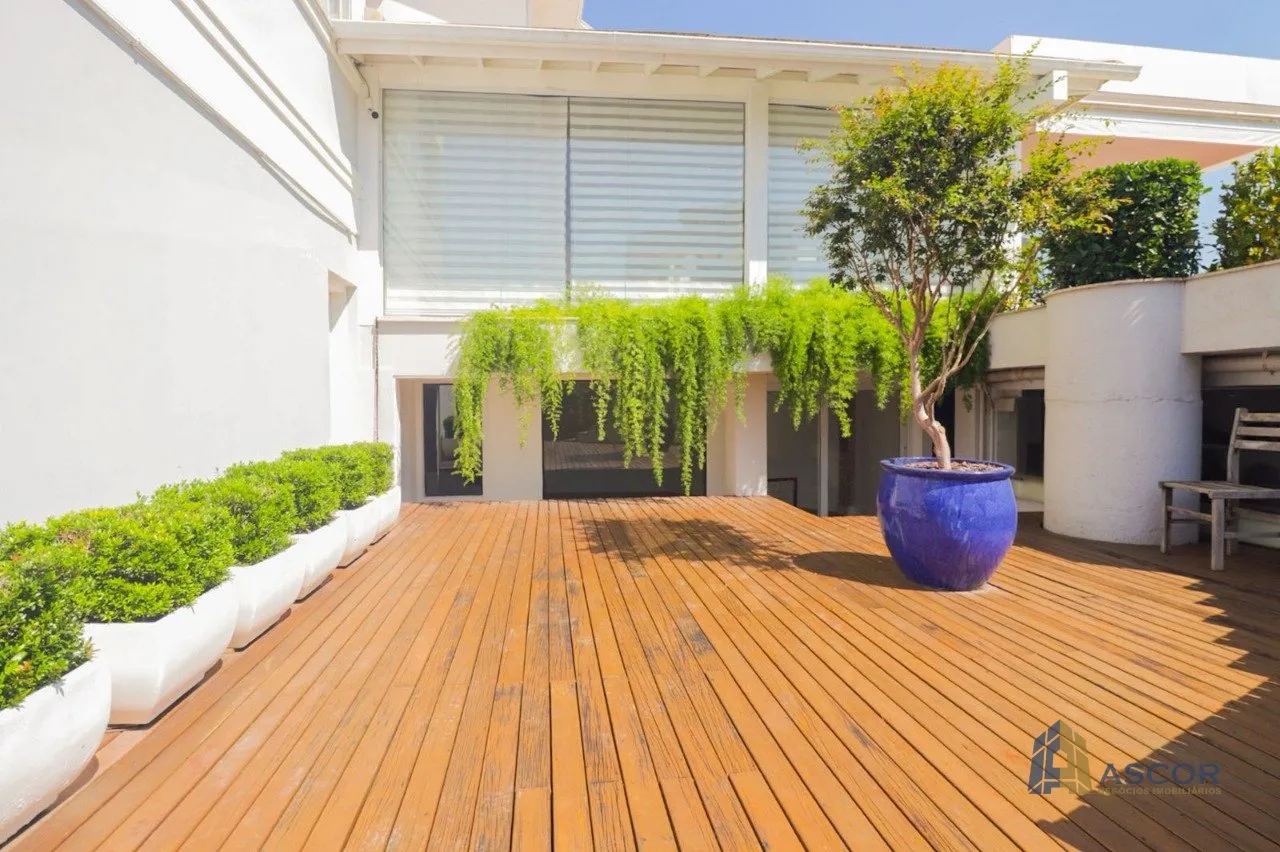 4 en-suite bedrooms in a 900 m² house with garden