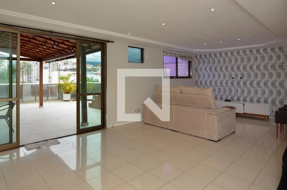 Furnished apartment with 4 en-suite bedrooms and balcony