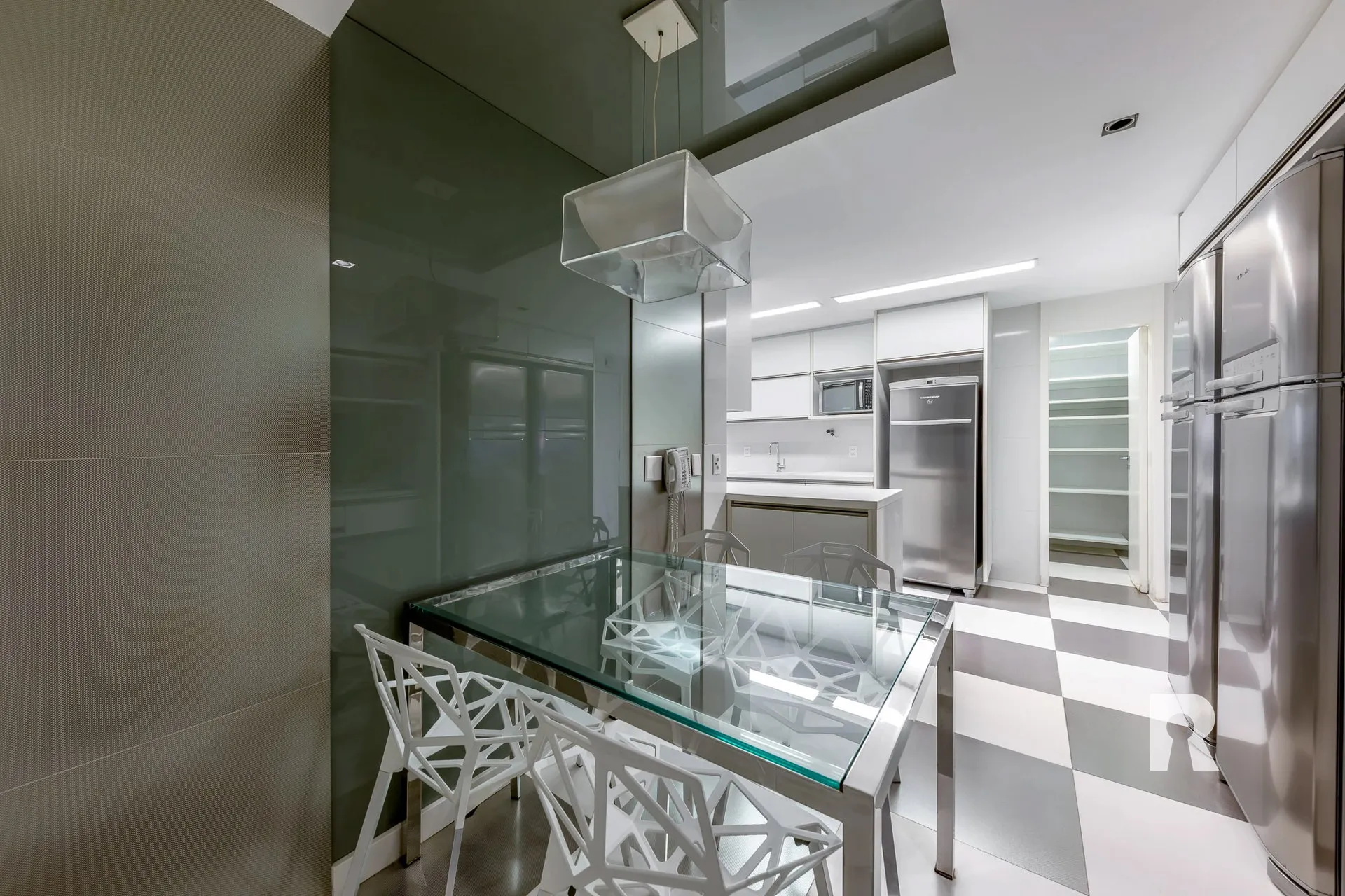 4-bedroom apartment with 5 bathrooms and enclosed balcony — photo 22
