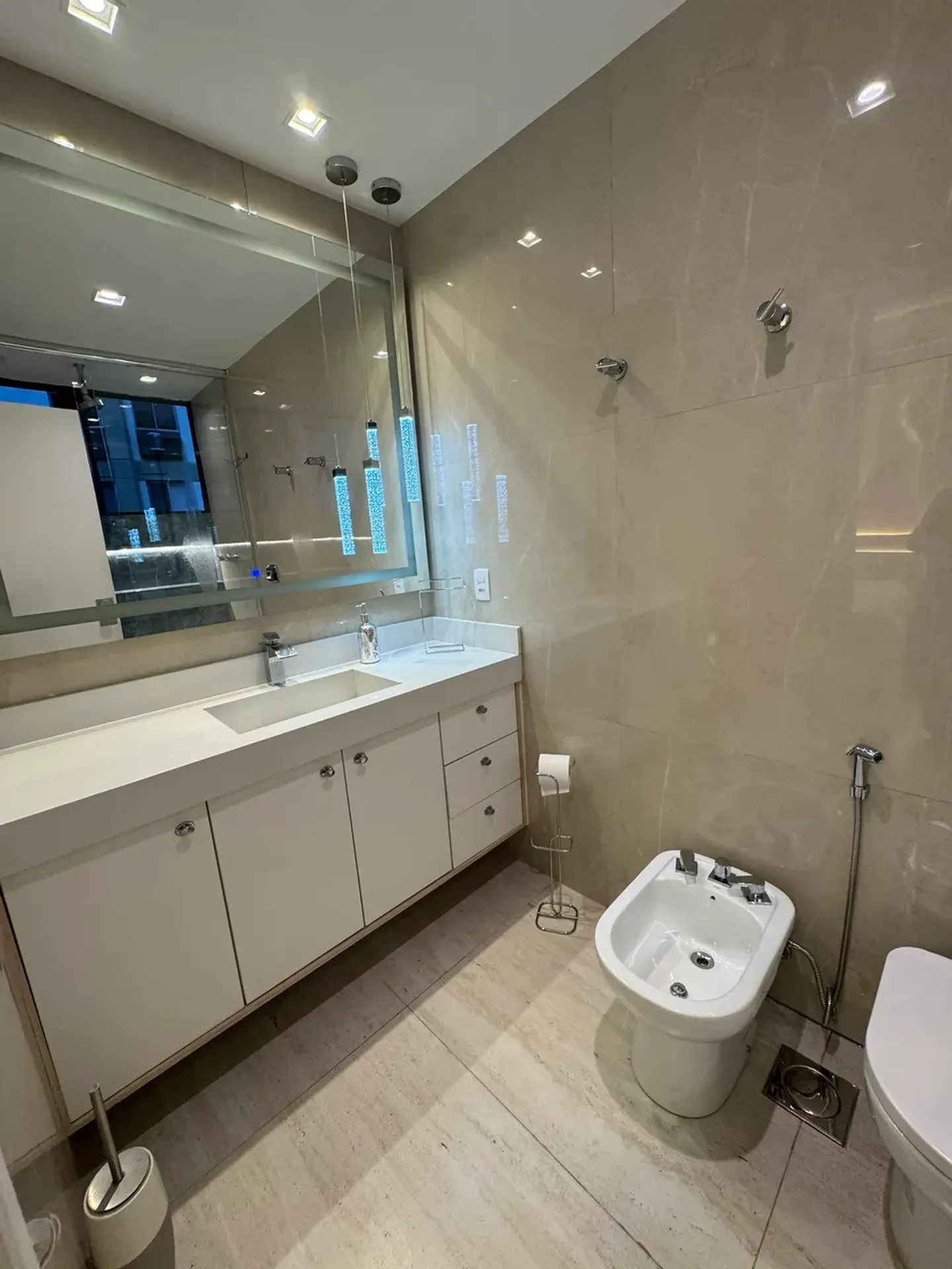Furnished 2-bedroom apartment with open-plan kitchen — photo 24