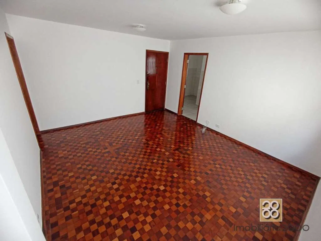 3-bedroom apartment with wood or laminate floors — photo 9