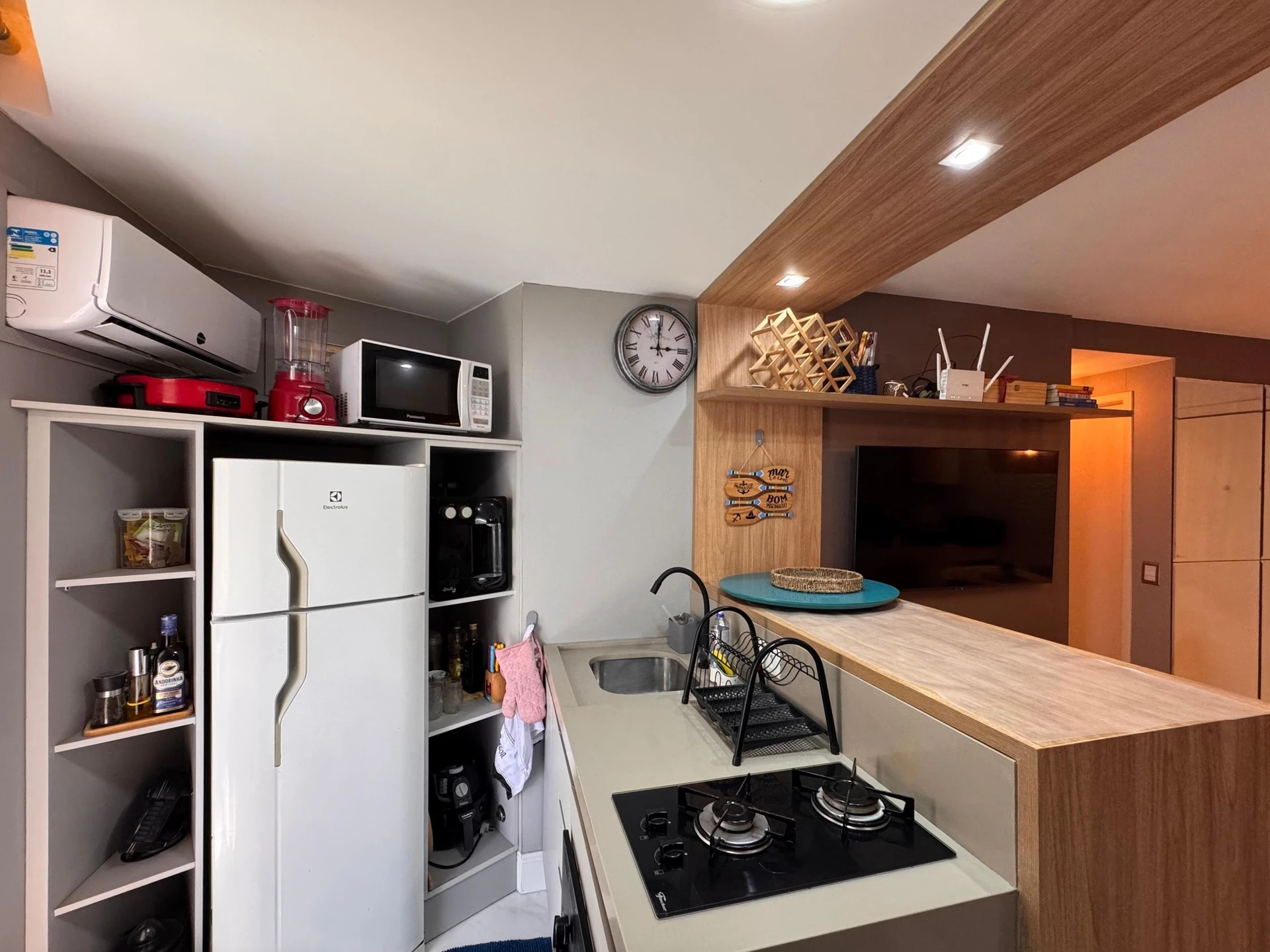 Furnished 1-bedroom apartment with a glass balcony — photo 10