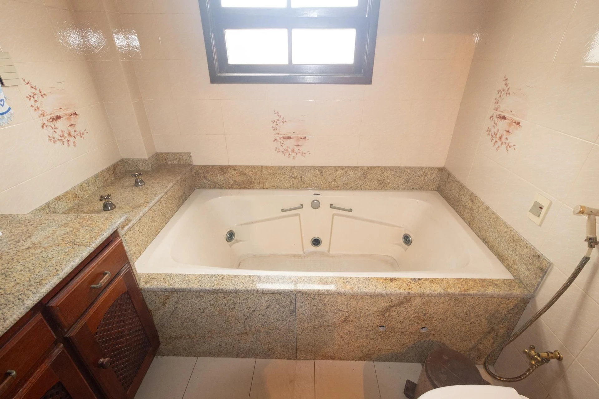 Bathtub in a 5-bedroom house, 626 m² — photo 44