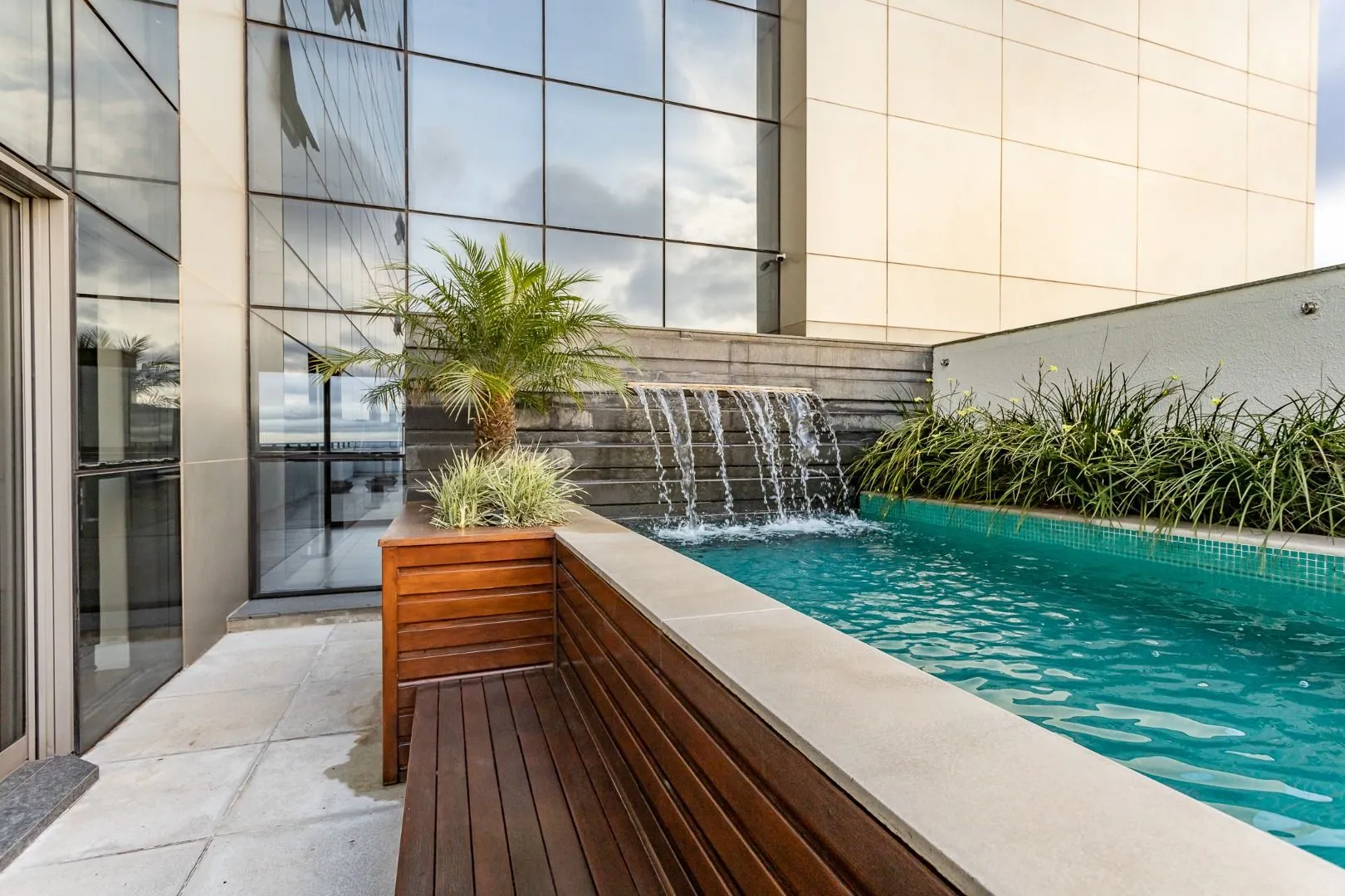 78 m² apartment with floor-to-ceiling windows and a bathtub — photo 50