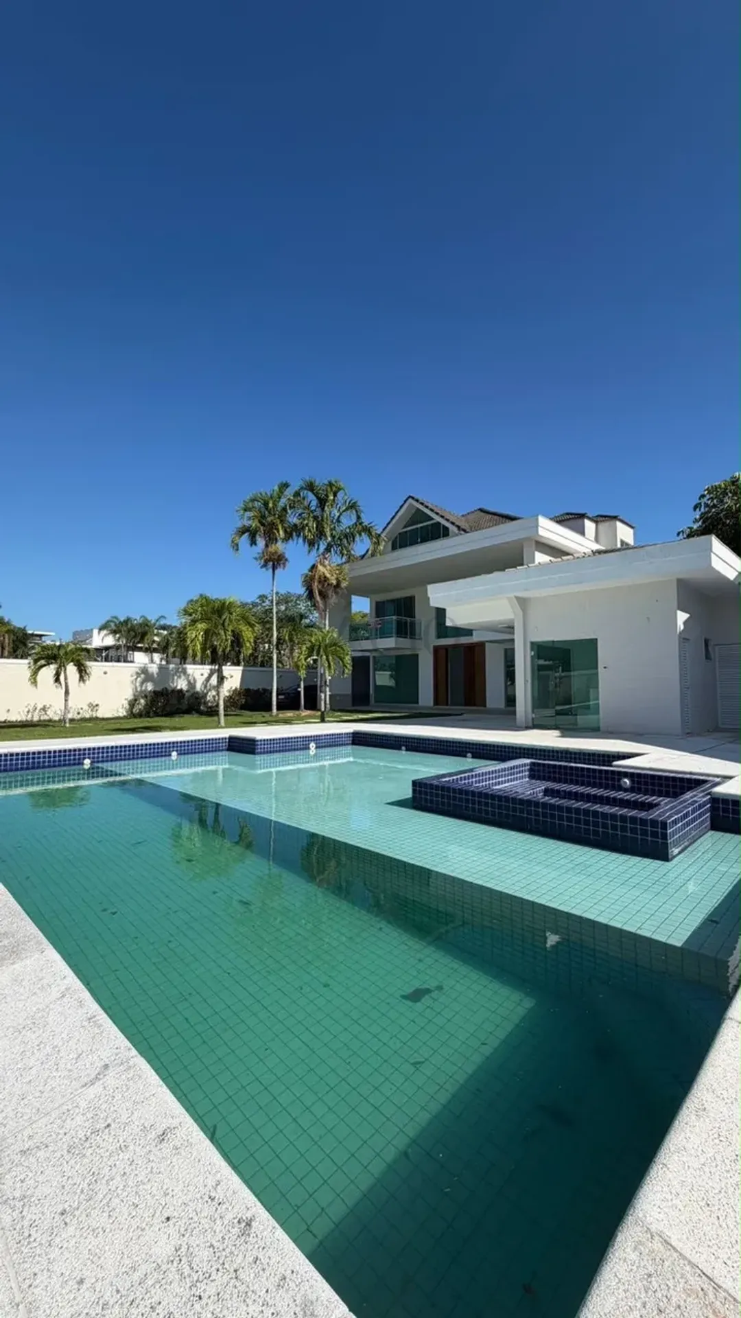 House, 950 m², with floor-to-ceiling windows — photo 3