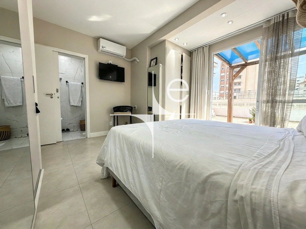 Furnished apartment, 184 m², with floor-to-ceiling windows — photo 14