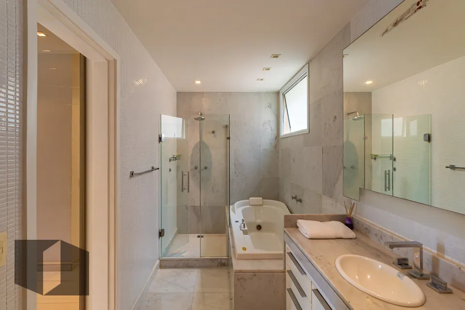 Furnished apartment with 4 bedrooms and 5 bathrooms — photo 17