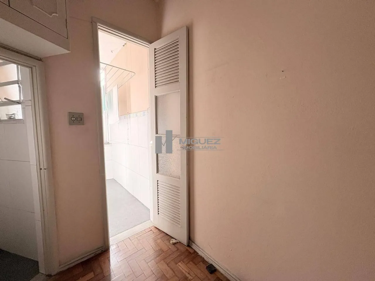 Apartment with a closed kitchen and gas stove — photo 8