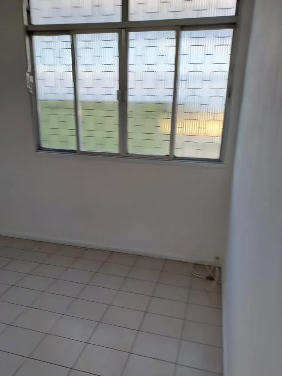 Unfurnished 1-bedroom apartment with a closed kitchen — photo 8