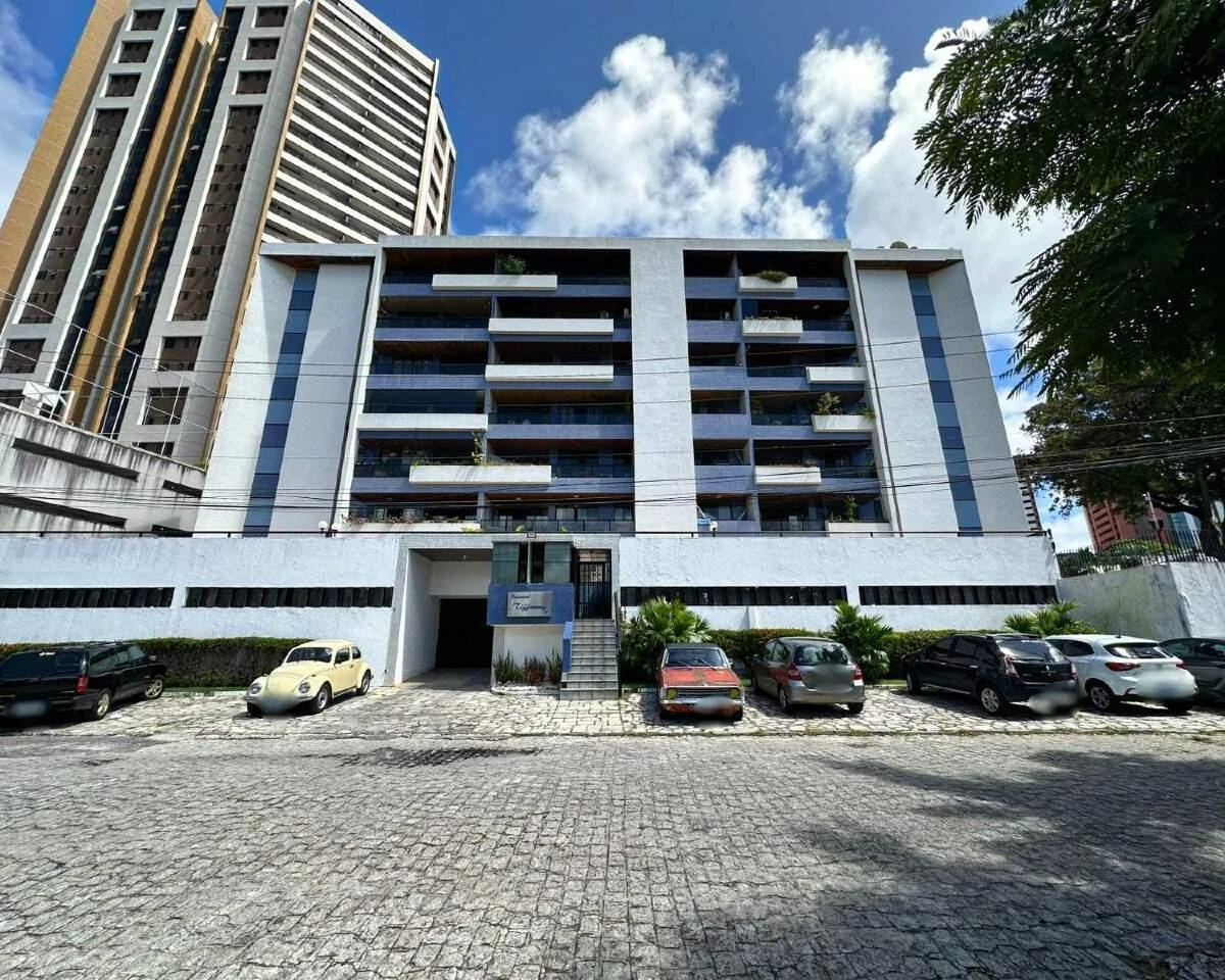 Glass-enclosed balcony in a 3-bedroom apartment, 190 m² — photo 30