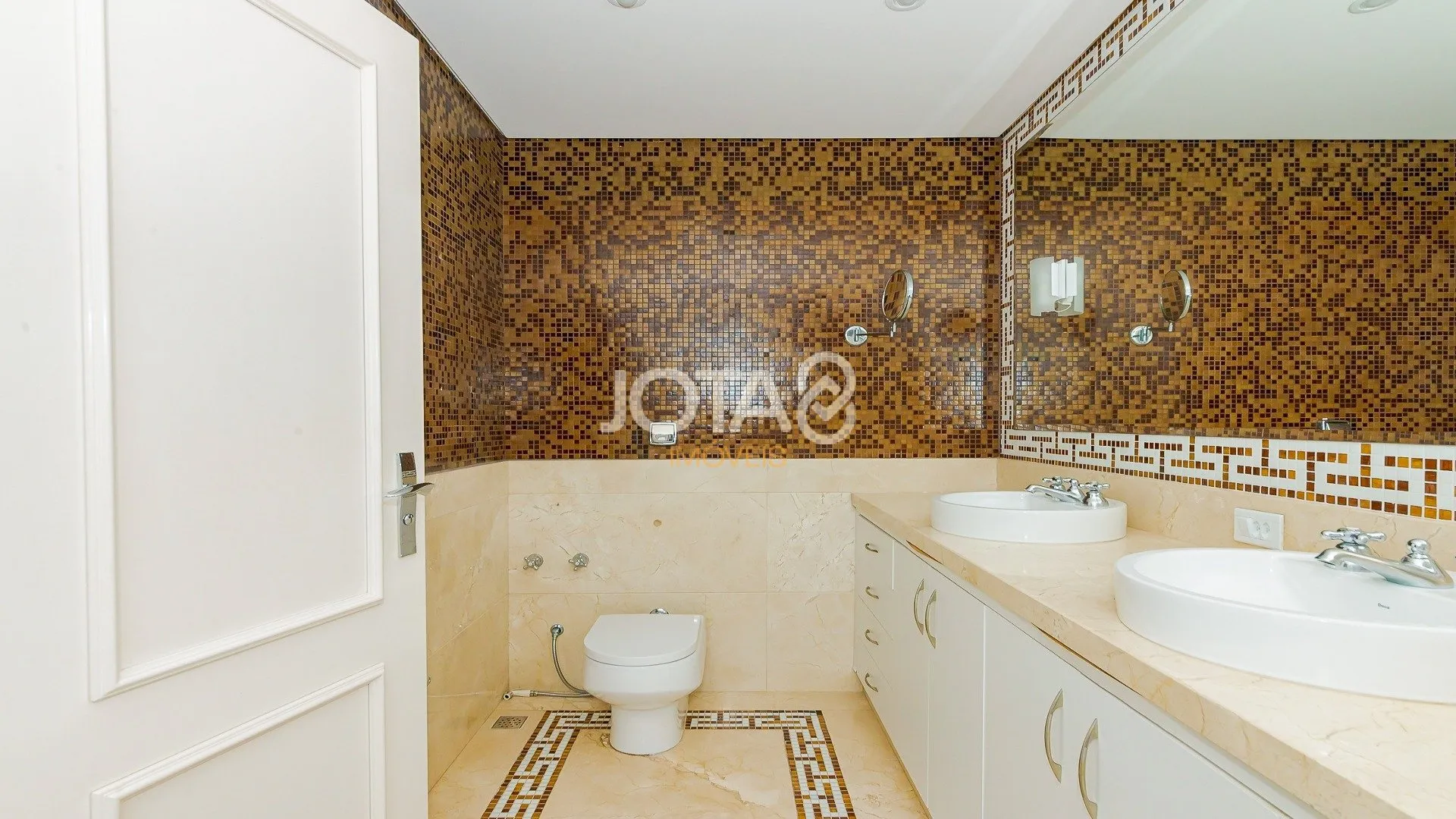 Furnished house with 5 bedrooms and 5 bathrooms — photo 22