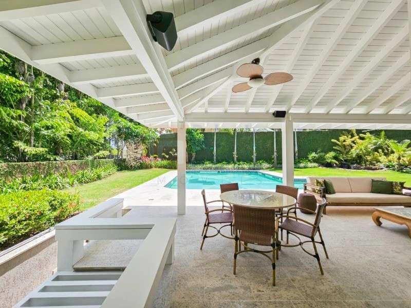 832 m² house with 6 bedrooms and an open-plan kitchen — photo 3