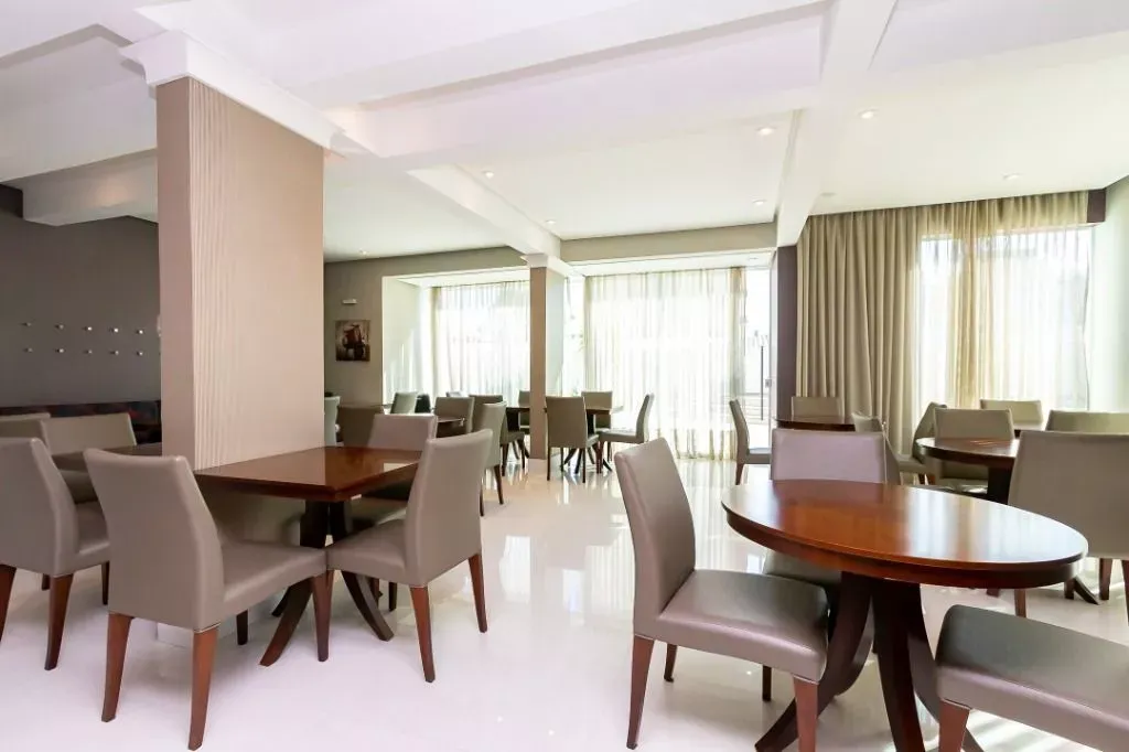 Furnished 1-bedroom apartment with an open kitchen — photo 32