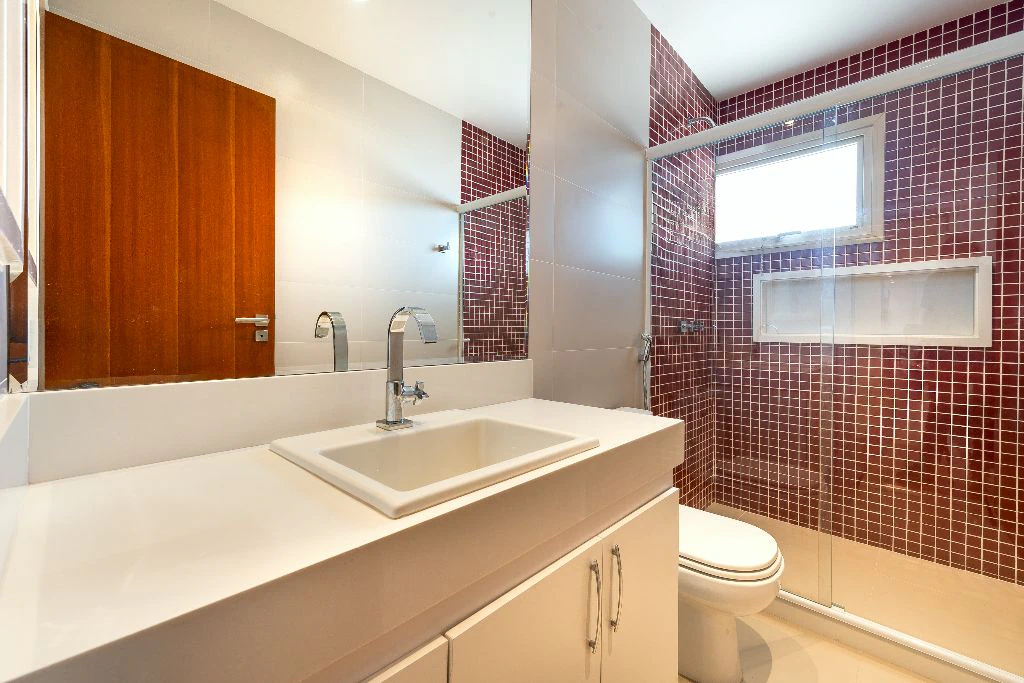 680 m² house with 4 en-suite bedrooms and 7 bathrooms — photo 9