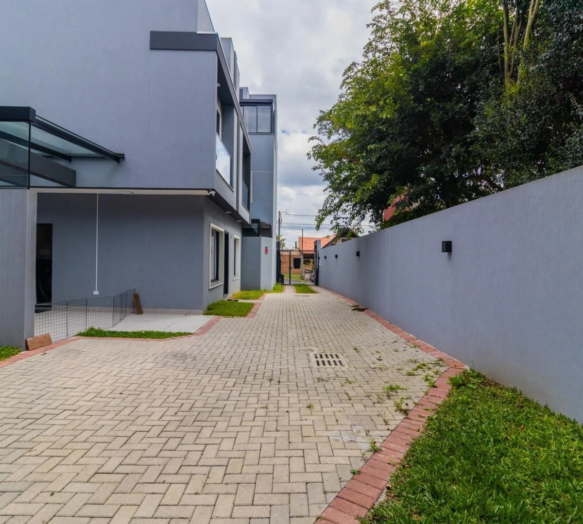 Casa sem mobília com 3 quartos, 2 banheiros e varanda