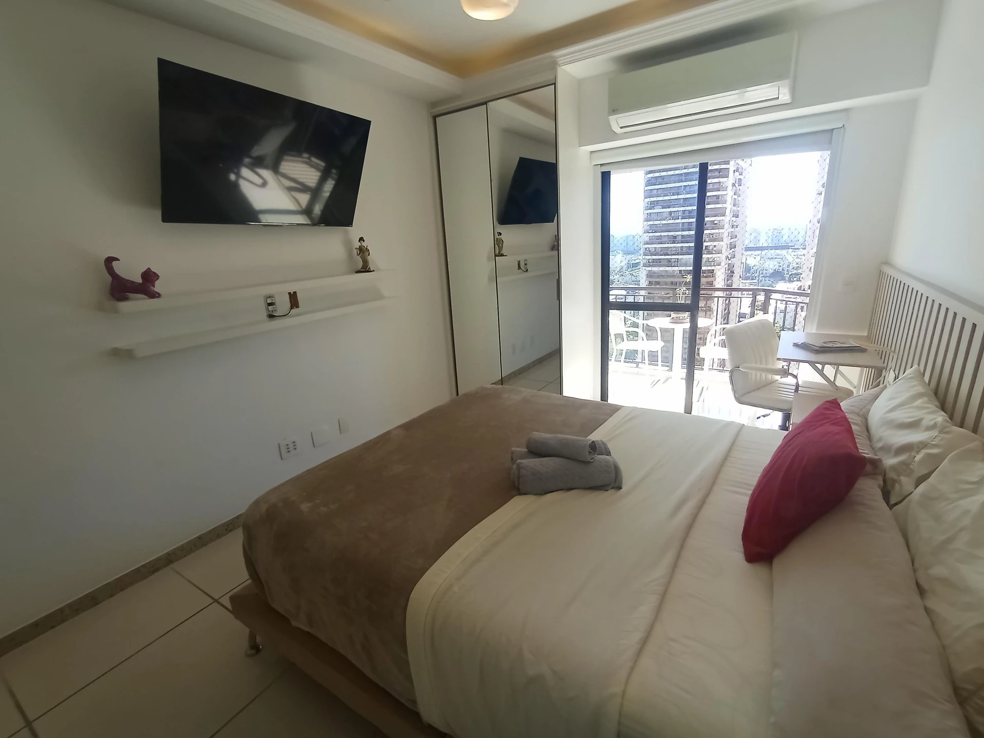 Estudio sin amueblar con balcón y 1 dormitorio en suite — photo 8