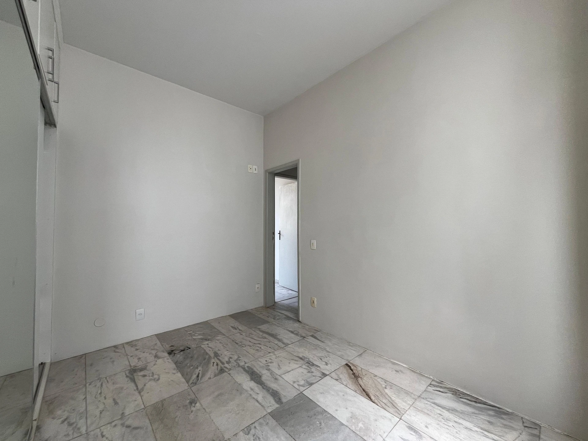 Bathtub in a 2-bedroom apartment, 170 m² — photo 33