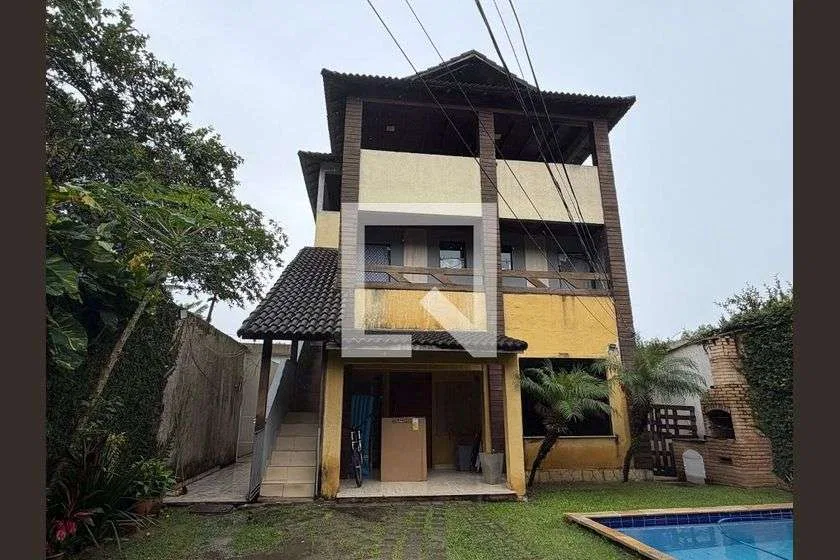 Balcony with a grill in a one-bedroom house, 75 m² — photo 30