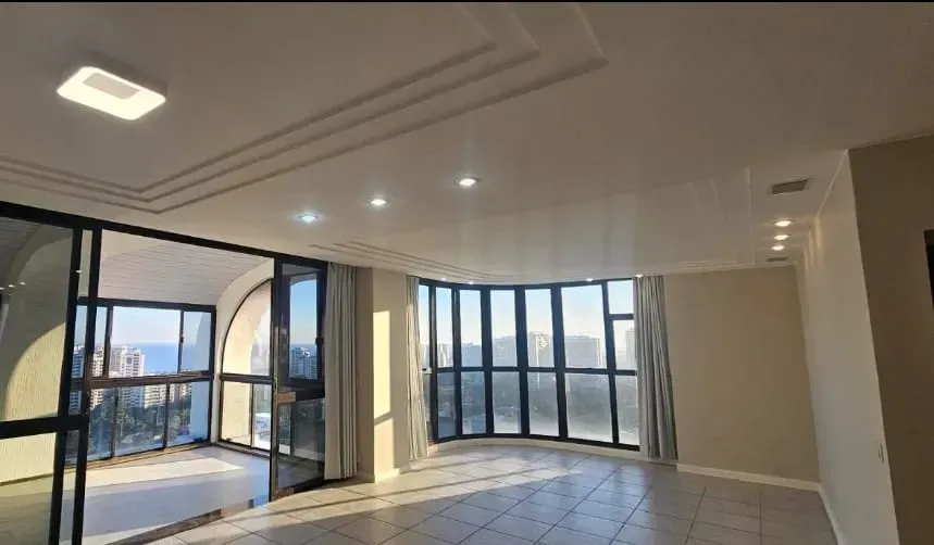 Apartment with 3 bedrooms and city plus water views — photo 5