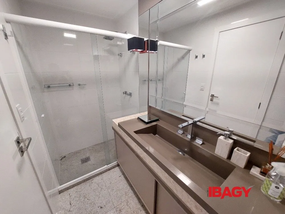 Furnished 2-suite apartment with enclosed balcony — photo 87