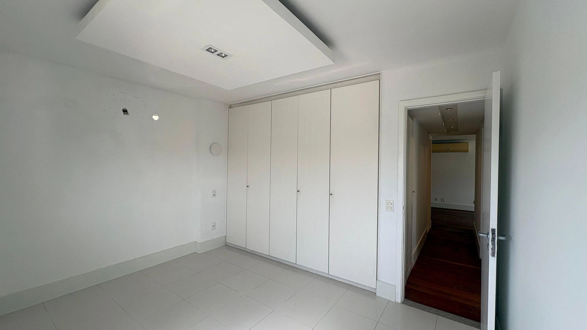 3-bedroom apartment with a glass-enclosed balcony — photo 25