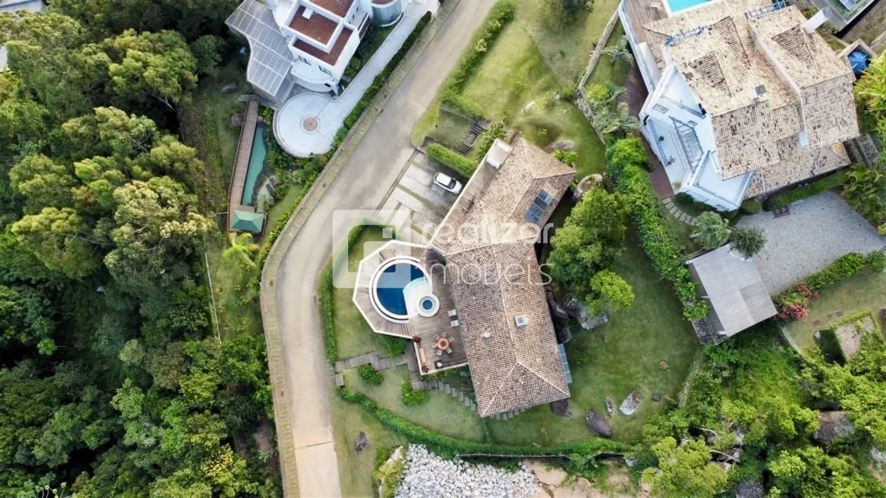 Casa mobiliada com jardim privativo e 4 suítes