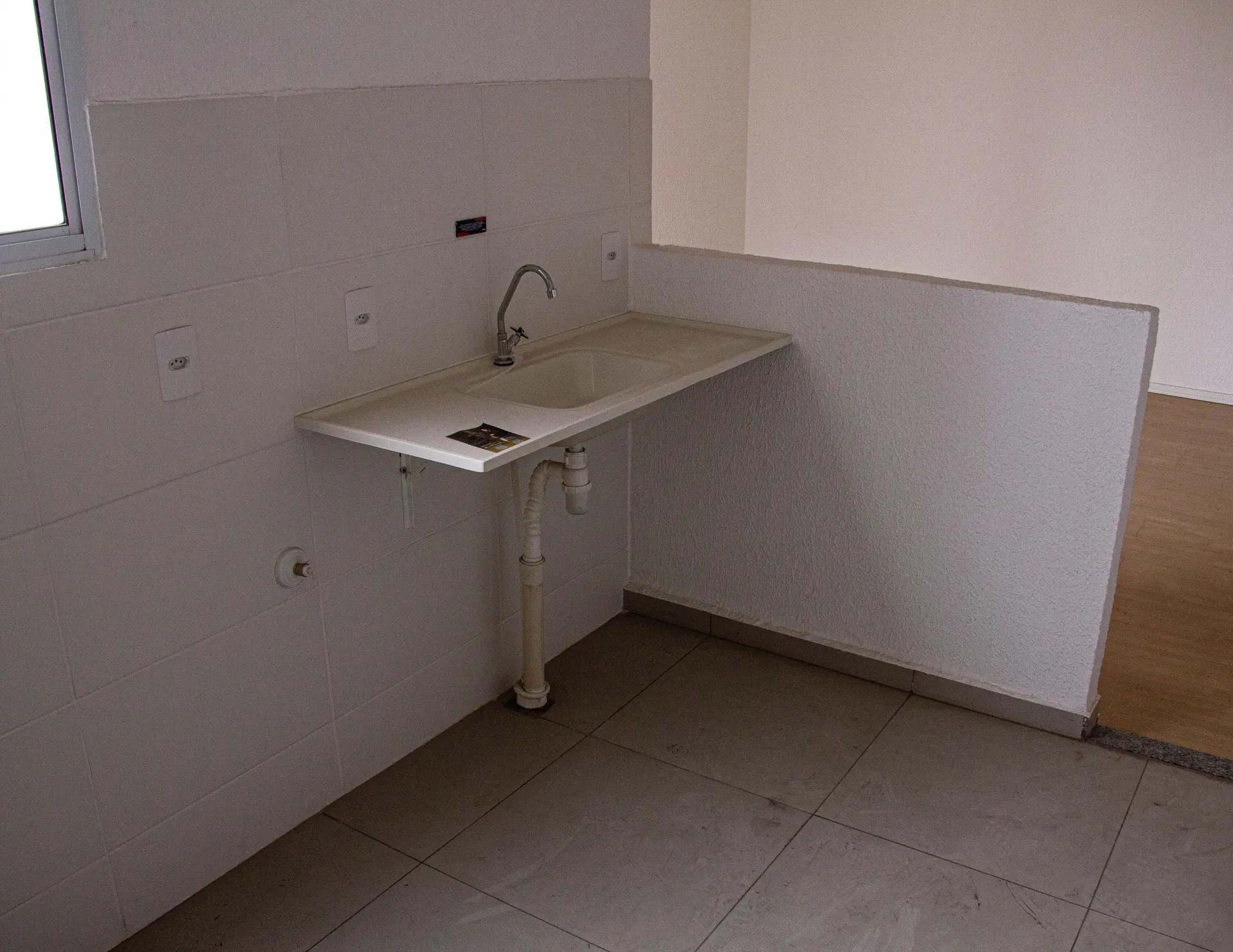 2-bedroom apartment with 1 bathroom and wood floors — photo 6