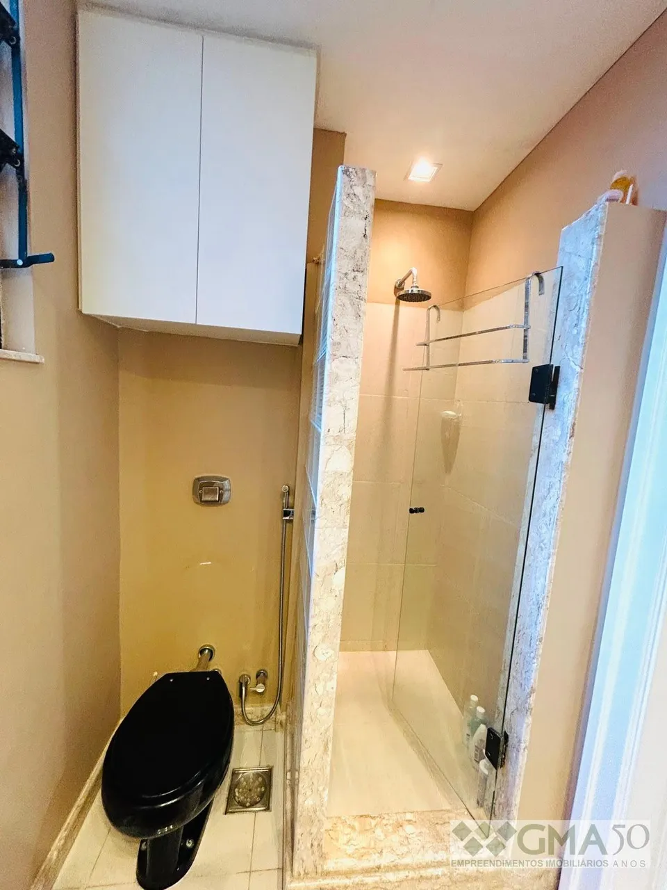 Apartamento com cozinha fechada e fogão a gás — photo 14