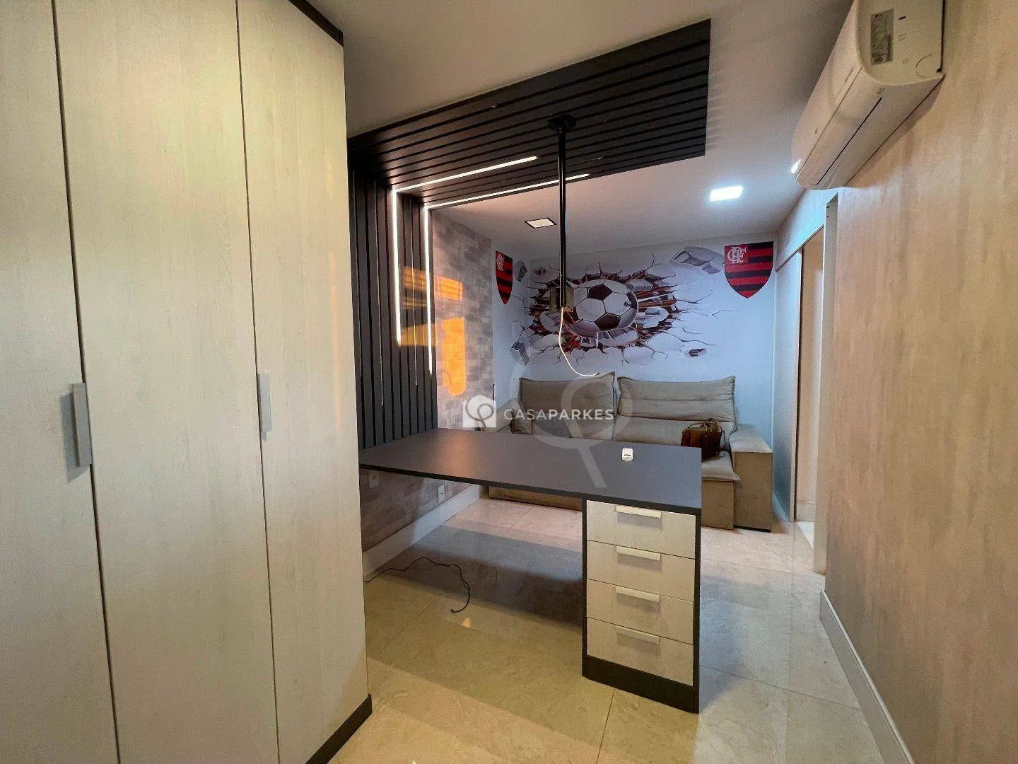 Balcony with a grill in a 3-bedroom apartment, 120 m² — photo 30
