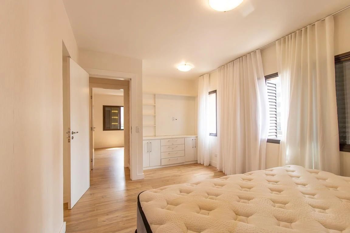 3-bedroom apartment with a bathtub in Curitiba — photo 14