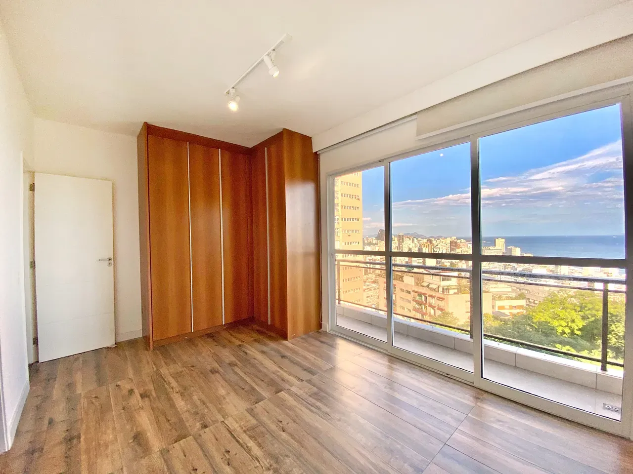 3-bedroom apartment in a building with a sauna — photo 4