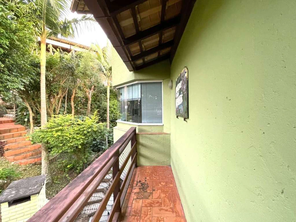 4-bedroom house with balcony BBQ and private garden — photo 4