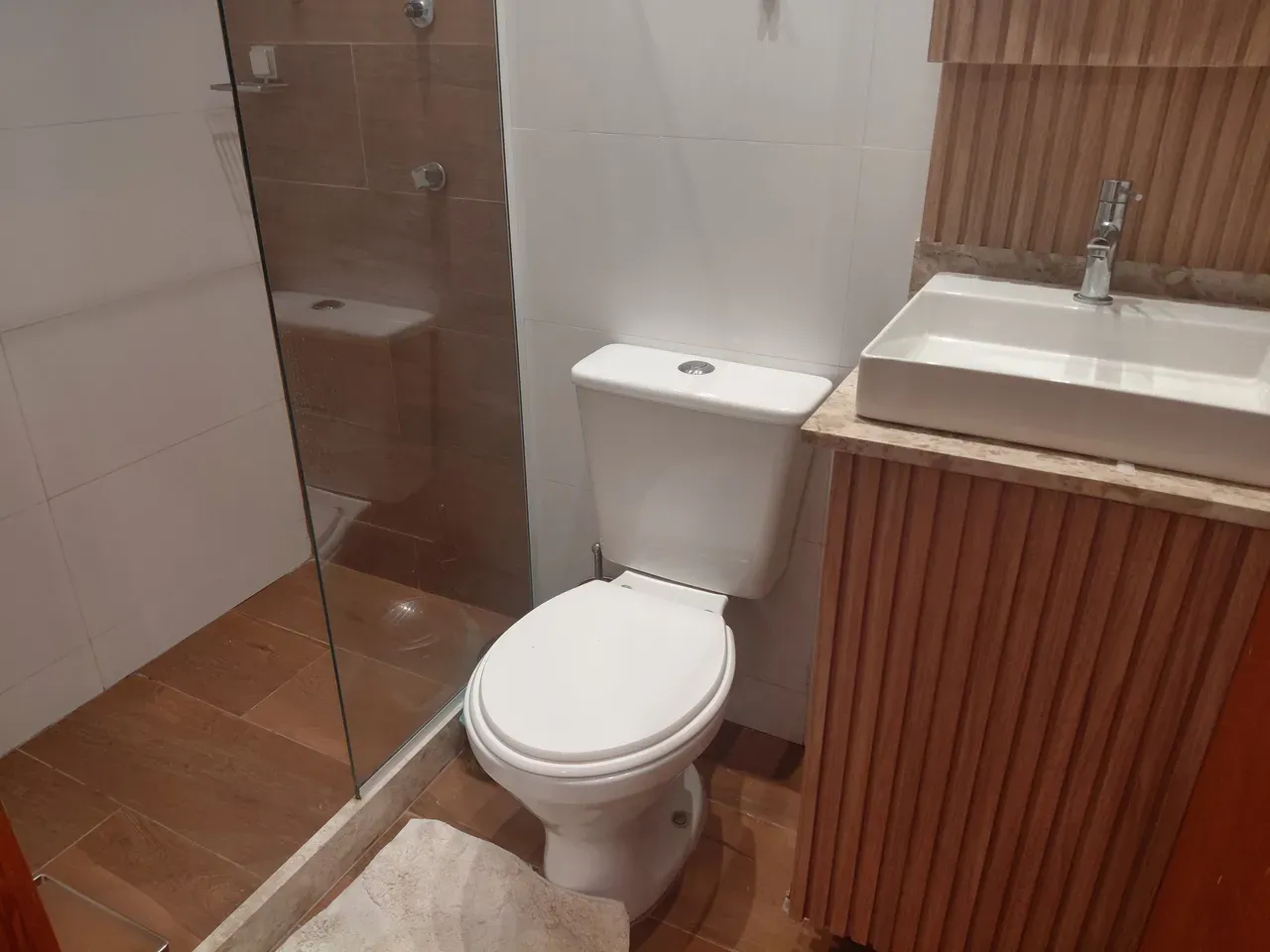 Furnished 3-bedroom apartment with glass balcony — photo 28