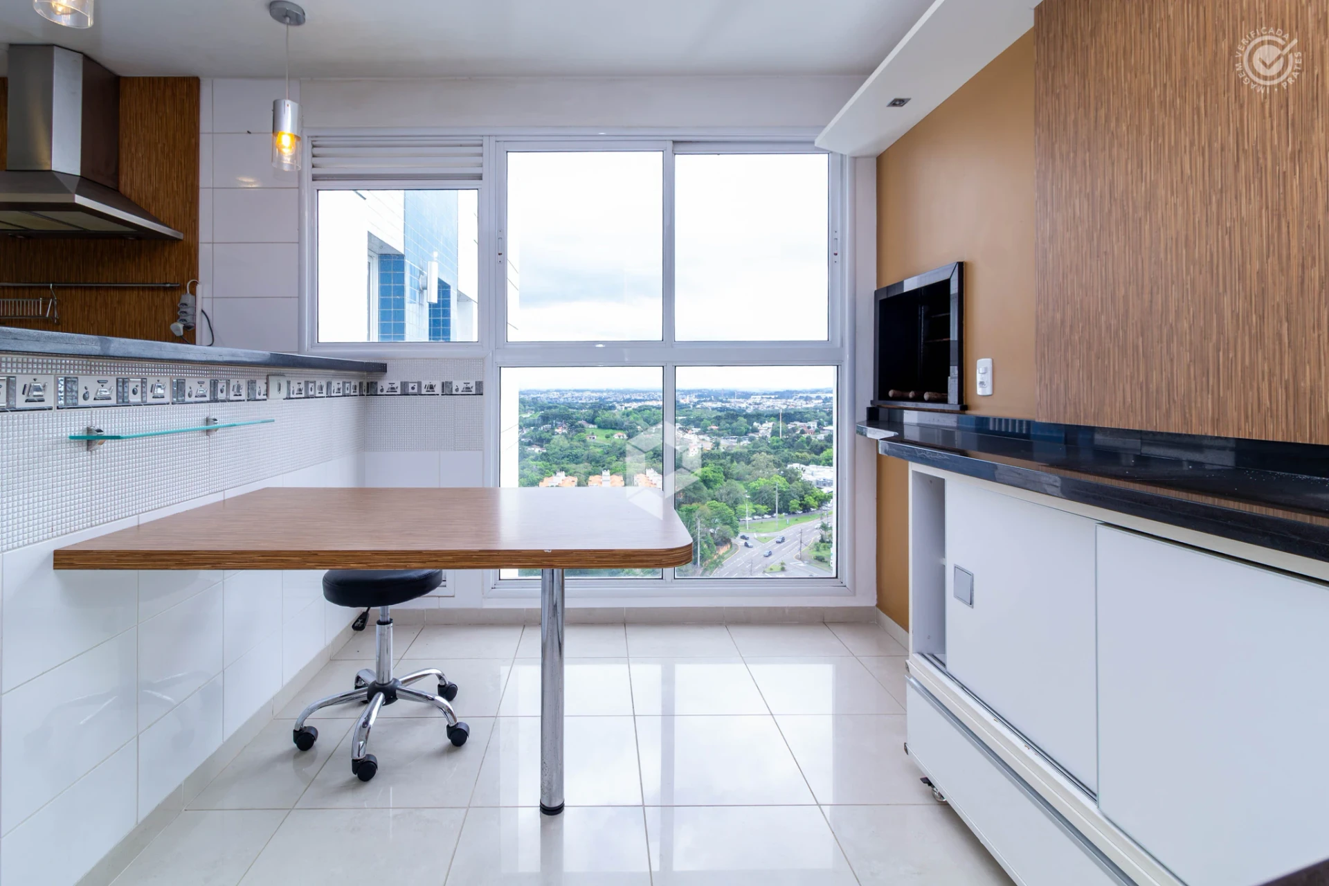 Bathtub in a 3-bedroom apartment, 180 m² — photo 2