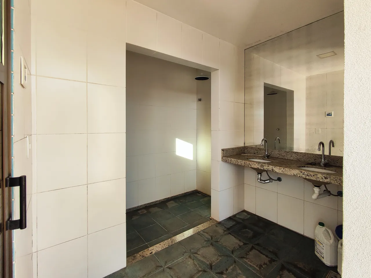2-bedroom apartment with 2 bathrooms and balcony — photo 3