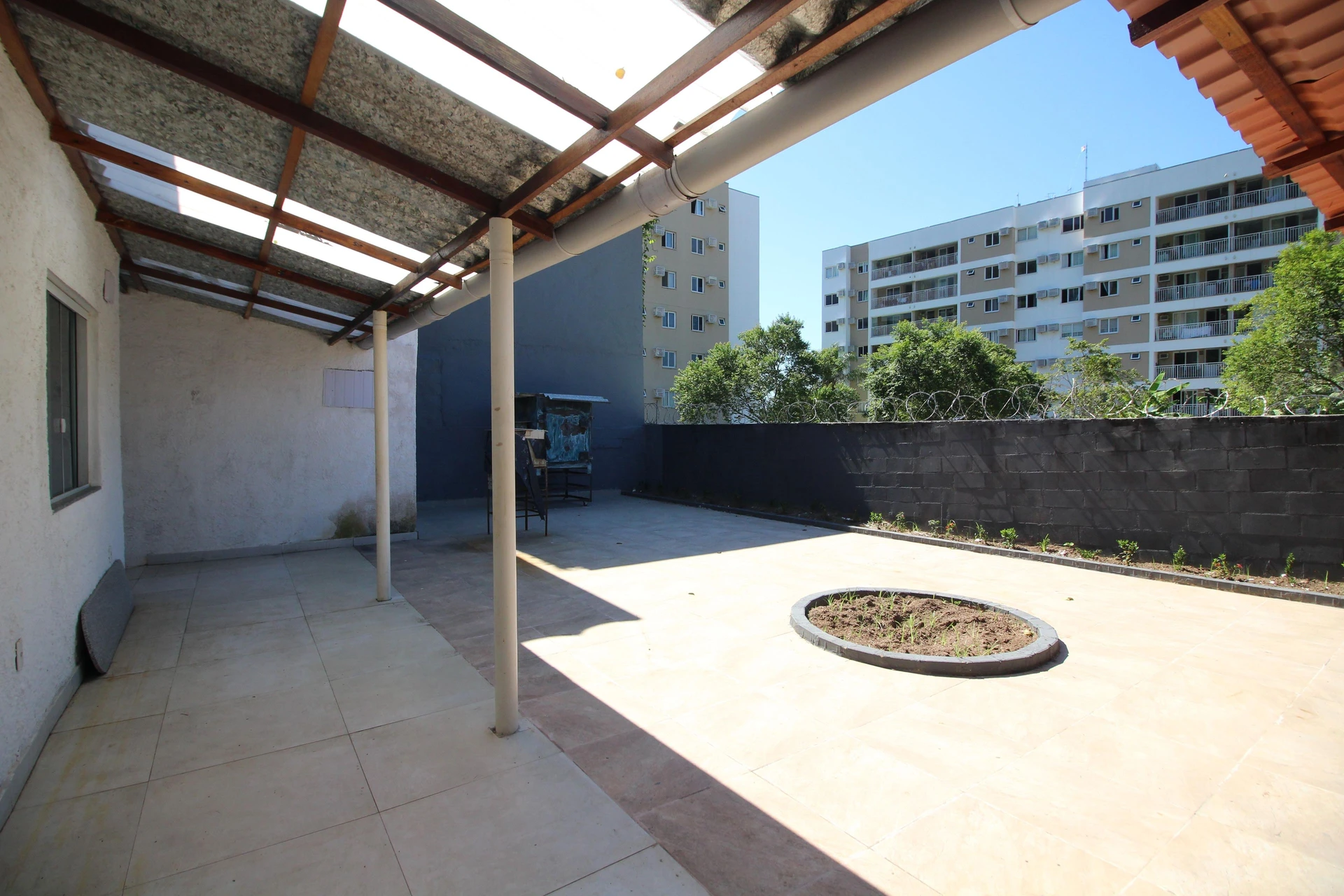 House with 4 bedrooms, 2 bathrooms and private garden — photo 14