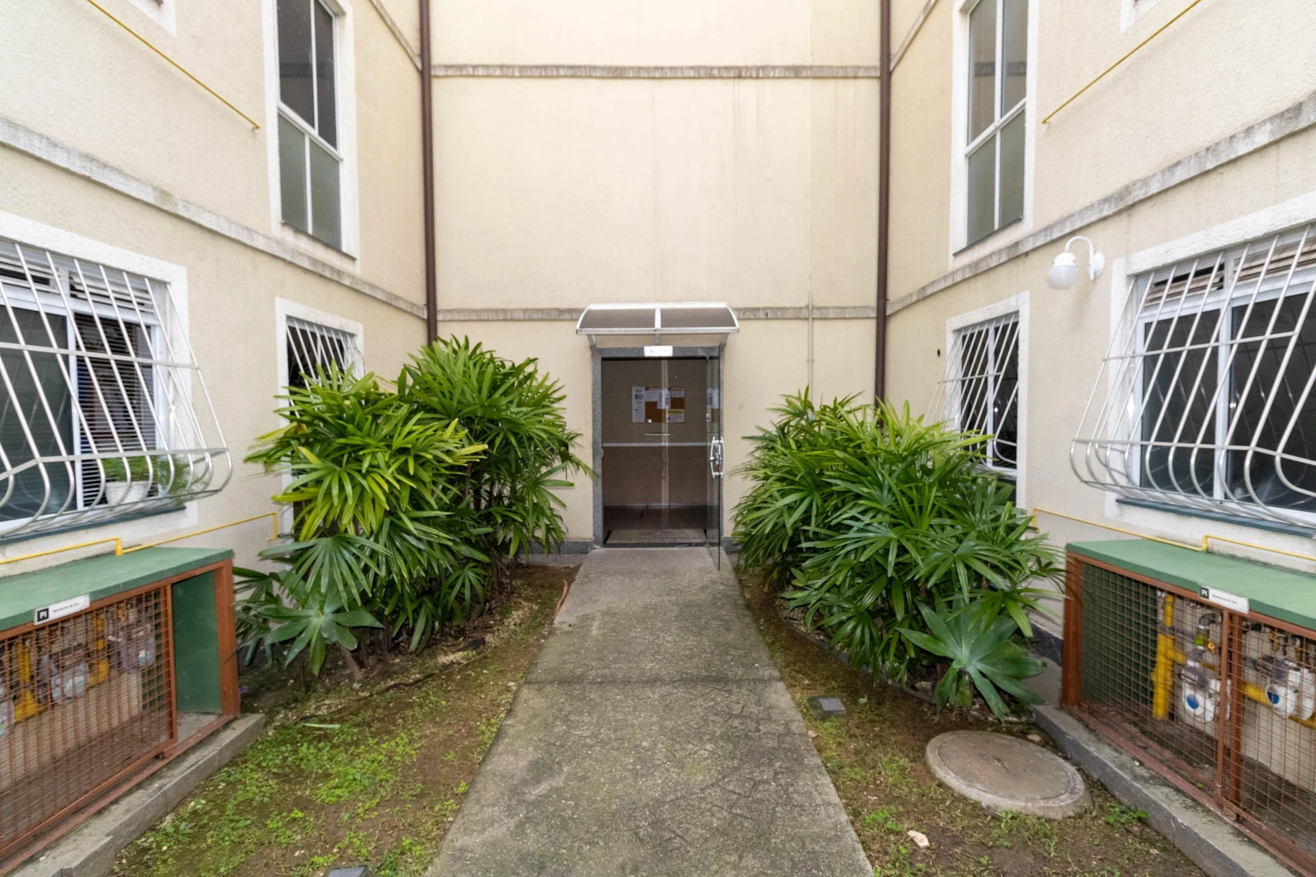 2-bedroom apartment with 1 bathroom and 1 parking spot