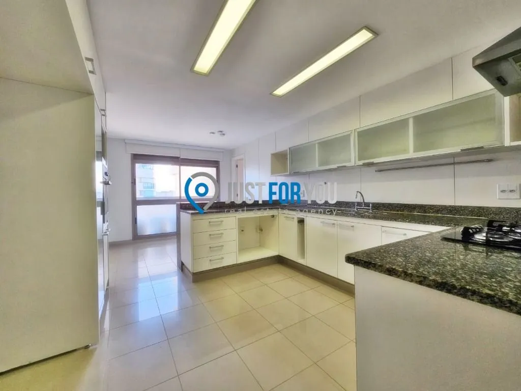 4-bedroom apartment with 233 m² and 5 bathrooms — photo 17