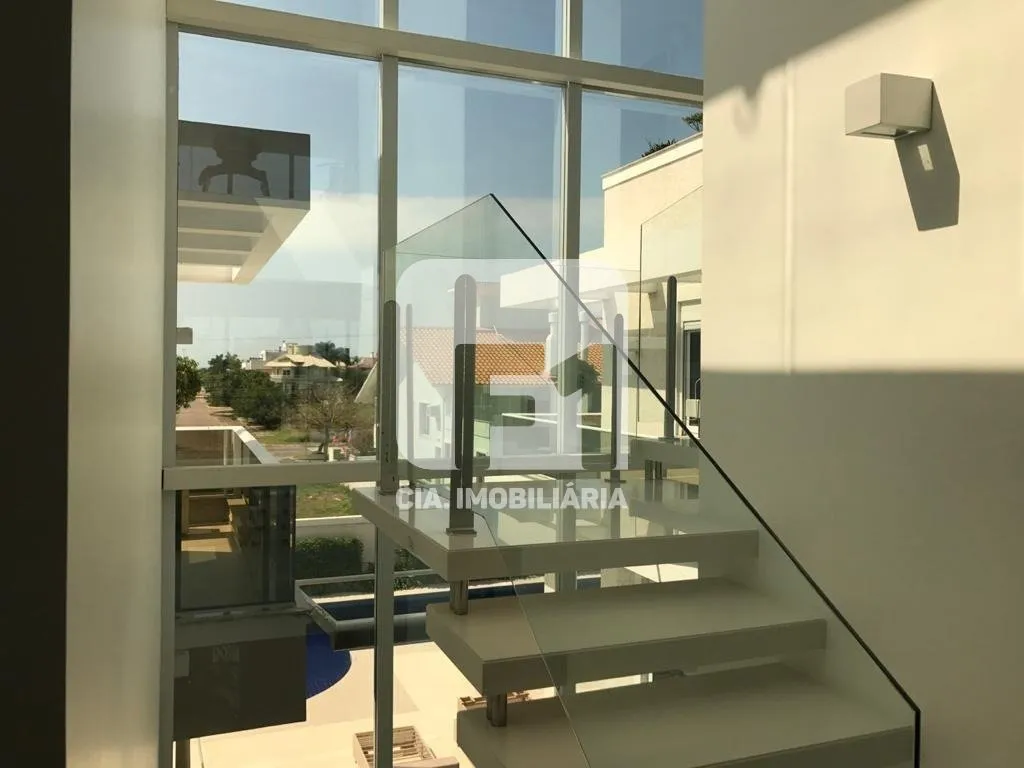 Casa mobiliada com 9 suítes e cozinha integrada