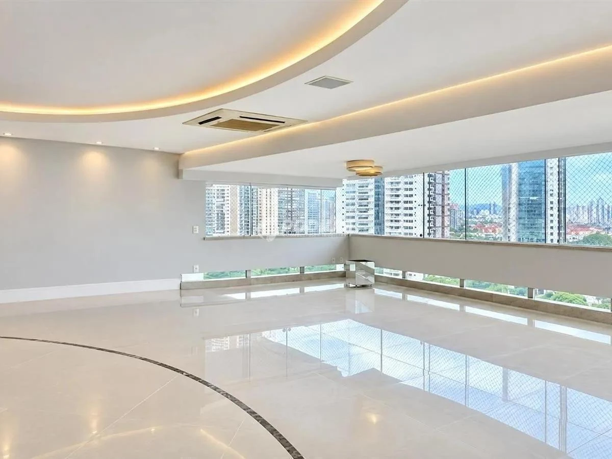 4-bedroom apartment in a building with a gym — photo 13