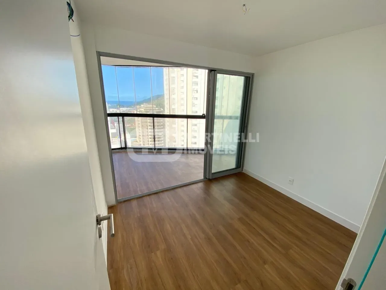 Glass-enclosed balcony in a 3-bedroom apartment, 119 m² — photo 12