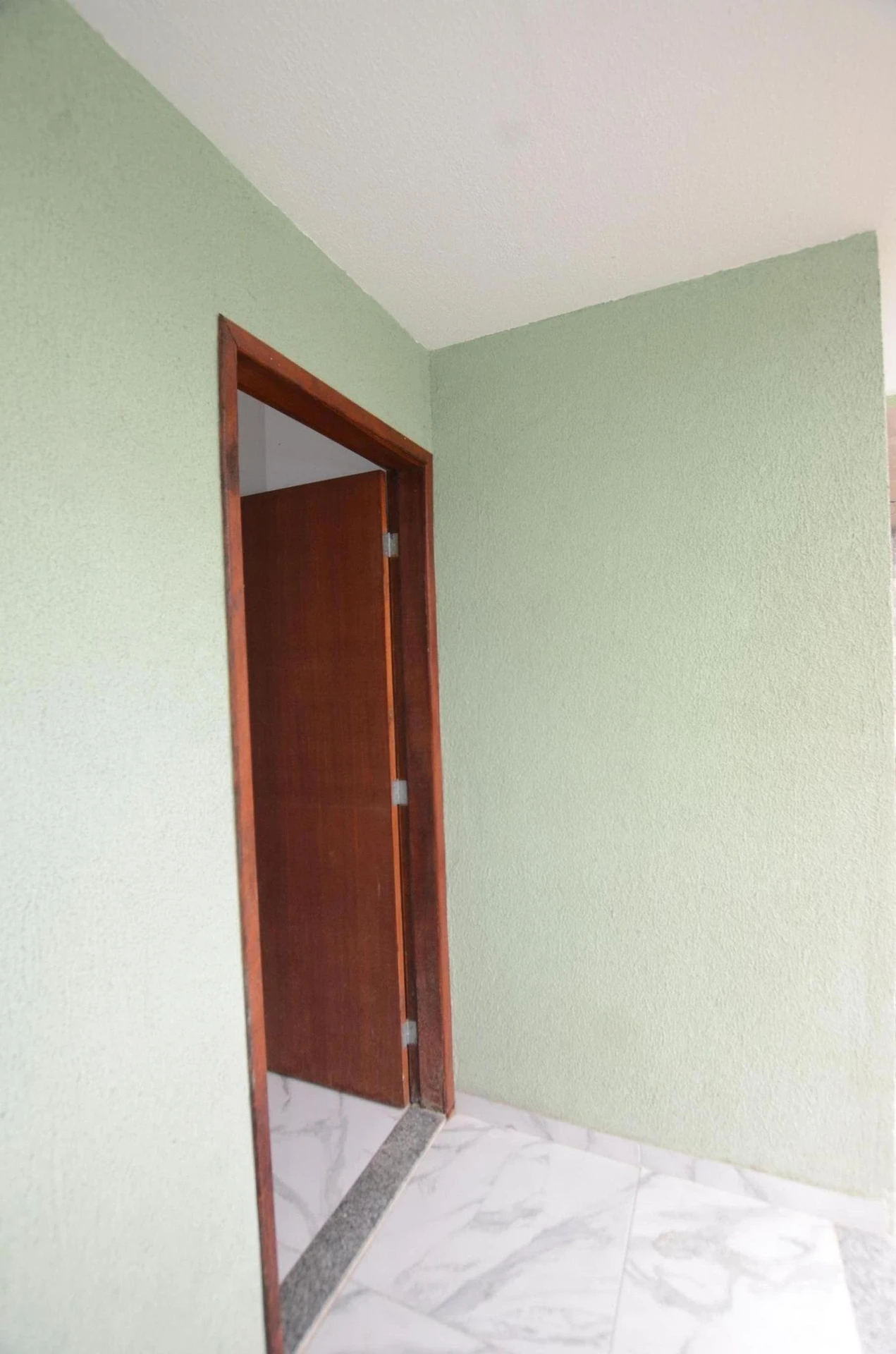 2-bedroom house with a bathtub — photo 26
