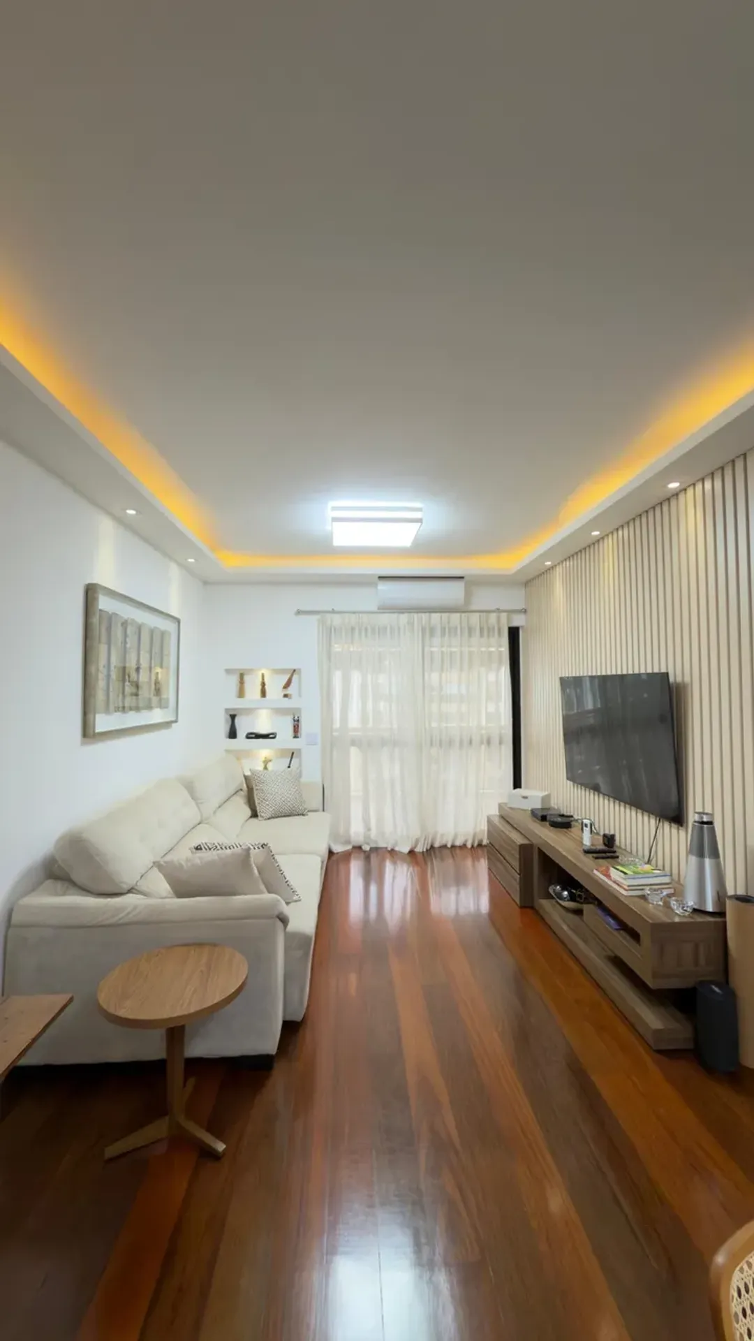 Balcony with a grill in a 3-bedroom apartment, 120 m²