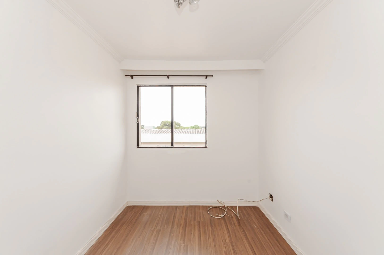 3-bedroom apartment with wood or laminate floors in Curitiba — photo 13